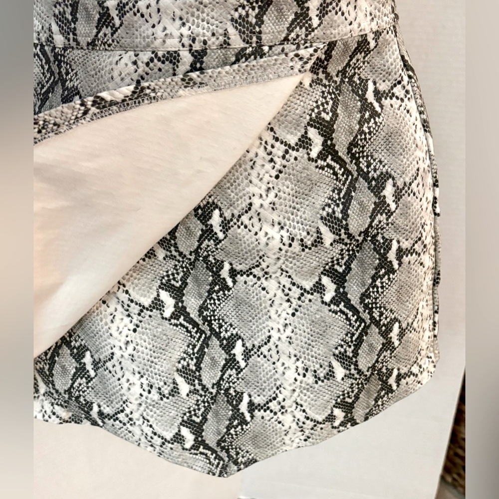 Cloud Ten Faux Leather Python Snake Print Wrap Skort Women’s size Large - Picture 5 of 14